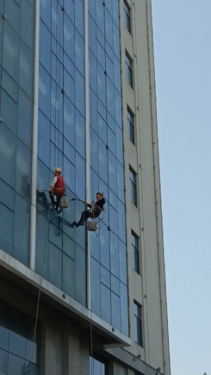 郑州港区专业外墙防水补漏/高空安装维修清洗